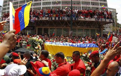 Miles de personas dan el último adiós al presidente Hugo Chávez por las calles de Caracas.