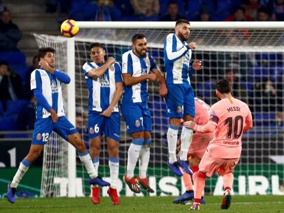 Messi marca su segundo gol de falta ante el Espanyol.