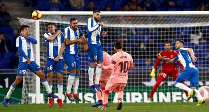 Messi marca el seu segon gol de falta davant l'Espanyol.