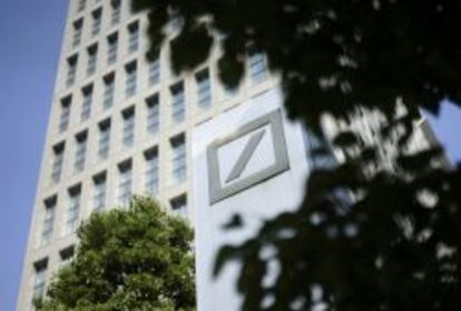 El logo del Deutsche Bank AG en un edificio de sus oficinas en Tokio. 