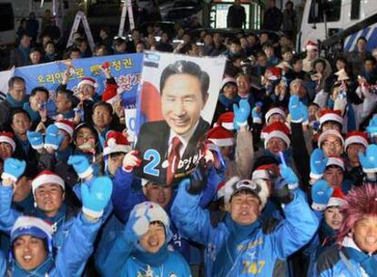 Centenares de seguidores del ganador de las elecciones presidenciales surcoreanas, Lee Myung-bak, han salido a las calles de Seúl a celebrar la victoria.