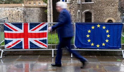 Banderas de Reino Unido y la UE cerca del parlamento británico