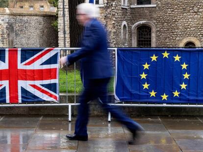 Banderas de Reino Unido y la UE cerca del parlamento británico