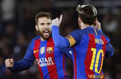 Los jugadores del FC Barcelona, el argentino Leo Messi (d) y Jordi Alba, celebran el primer gol del equipo blaugrana.