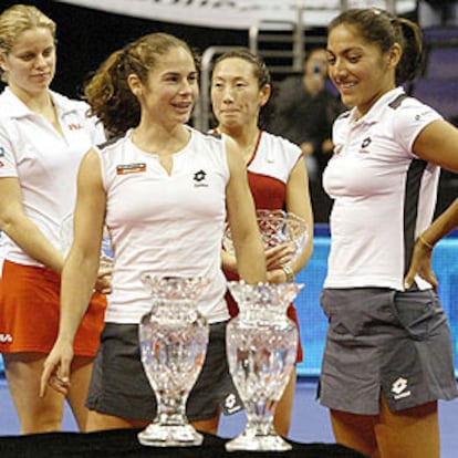 Virginia Ruano y Paola Suárez (a la derecha), en la entrega de trofeos. Detrás Kim Clijsters y Ai Sugiyama.