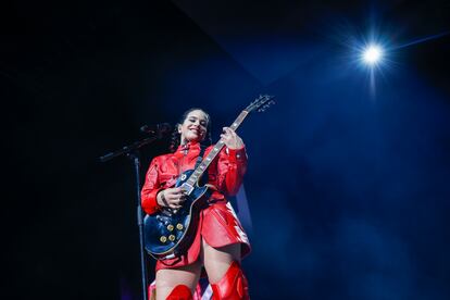 Rosalía, en su concierto en el WiZink Center de Madrid, el martes.