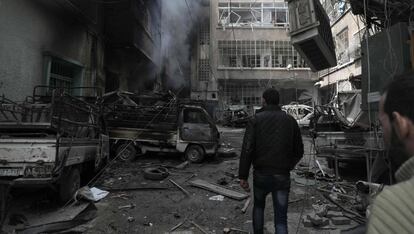 Búsqueda de civiles en la ciudad de Duma, a las afueras de Damasco tras un ataque aéreo. 