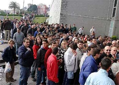 Los aficionados del Deportivo hacen cola en las taquillas de Riazor.