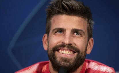 Piqué durante su rueda de prensa en Mánchester.