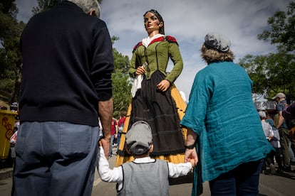 Desfile de gigantes y cabezudos este lunes en la pradera de San Isidro de Madrid. 
