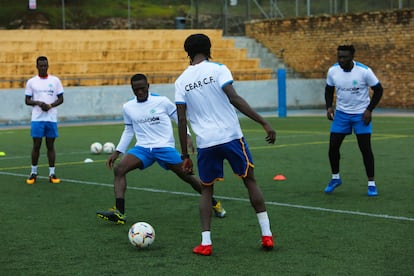 Los integrantes del CEAR CF hacen un rondo durante un entrenamiento.
