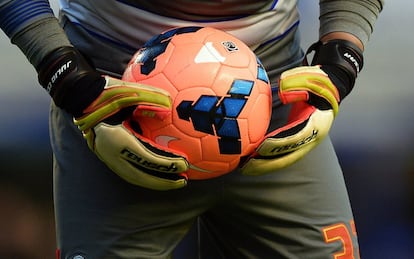 El portero del Queens Park Rangers', Julio Cesar, durante el encuentro contra el Everton.