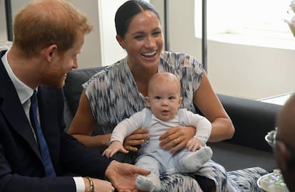 Enrique de Inglaterra, Meghan Markle y su hijo Archie durante su visita a Sudáfrica en septiembre de 2019. 