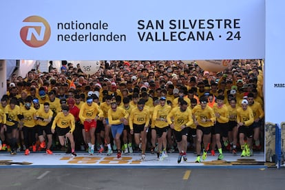 Cientos de personas en la salida de la carrera San Silvestre Vallecana 2024.