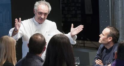 Ferran Adri&agrave; explica su proceso creativo en un mini Bulli.