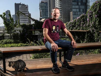 Maoz Inon, uno de los propietarios del Hotel Abraham, en la terraza del hospedaje de Tel Aviv, el sábado de la semana pasada.