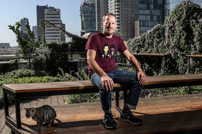 Maoz Inon, uno de los propietarios del Hotel Abraham, en la terraza del hospedaje de Tel Aviv, el sábado de la semana pasada.