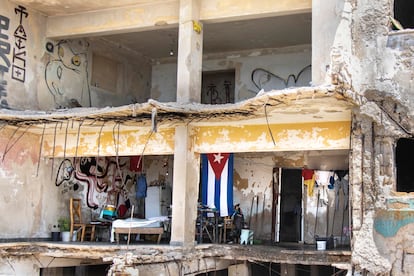 Edificio en ruinas ocupado por familias en Miramar (La Habana), el 24 de julio.