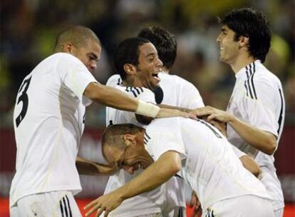 Los jugadores del Madrid felicitan a Robben por su gol.