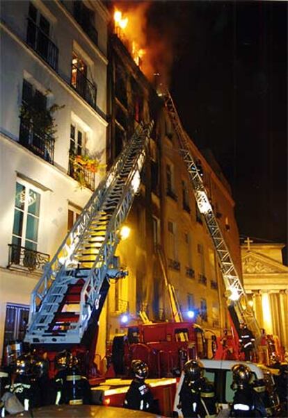 Los bomberos luchan contra las llamas que devastaron el 30 de agosto un edificio en el barrio parisiense de Le Marais.