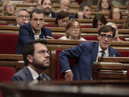 El presidente de la Generalitat, Pere Aragonès, a la izquierda, y el líder del PSC, Salvador Illa, en el Parlament este viernes.
