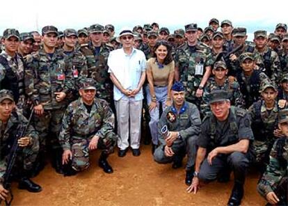 El presidente colombiano, Álvaro Uribe, y la ministra de Defensa, Marta Lucía Ramírez, posan junto a las tropas en el departamento de Arauca.