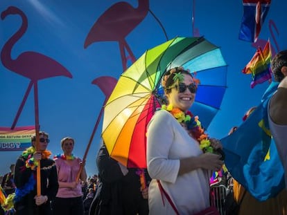 Participantes da parada do Orgulho Gay 2014 em Reikjavik (Islândia).