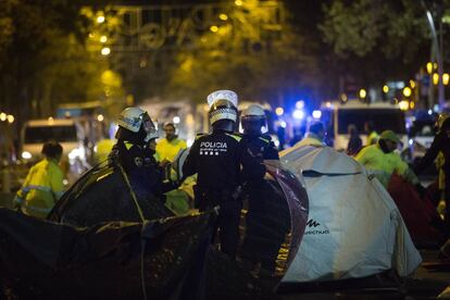 L'acampada es va convertir en un problema d'espai pblic i la pilota va quedar llavors sobre la teulada de l'Ajuntament de Barcelona.