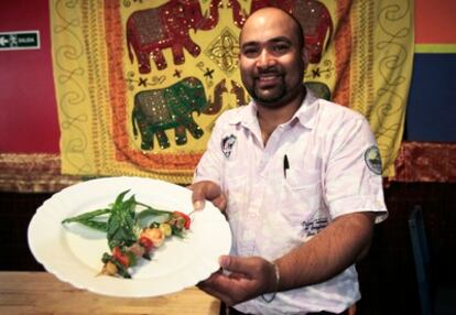 Mahbubul Huq shows off the creation he will serve during 'Tapapiés'.