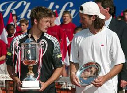 Ferrero posa con el trofeo tras vencer a Moyà, ayer en Montecarlo.