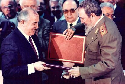 Fidel Castro junto al líder soviético, Mikhail Gorbachov en La Habana en 1989.