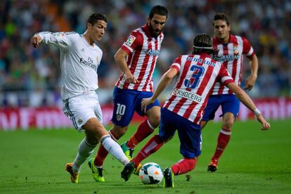 Cristiano intenta sortear el marcaje de Arda y Filipe Luis