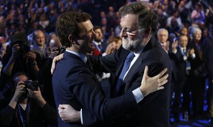 Casado y Rajoy se abrazan en la convención nacional del PP del pasado enero.