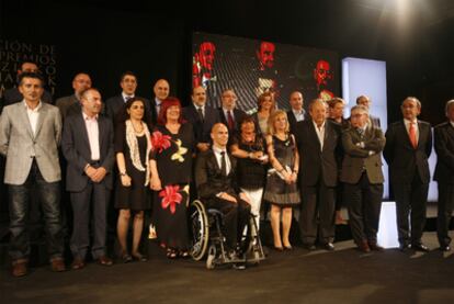 El <b><i>lehendakari</b></i> López (tercero por la izquierda en la segunda fila), ayer con varios de los asistentes a la entrega de los Premios Ramón Rubial.