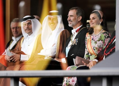 Los Reyes de España, junto al emir de Qatar.