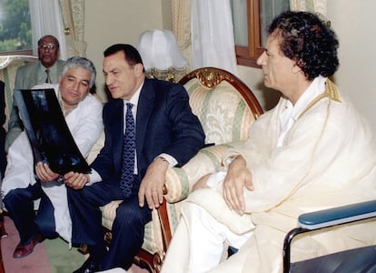 El presidente de Egipto, Hosni Mubarak  mira la radiografía de la cadera de Muamar el Gadafi de Líbia , y escucha las explicaciones del médico, durante una visita a Tripoli en julio de 1998.