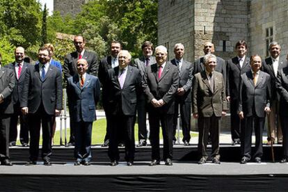 Los participantes en la reunión ministerial iberoamericana de Guimarães posan para la foto de familia.