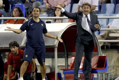 El entrenador del Hércules Esteban Vigo da instrucciones a sus jugadores.