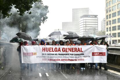 Manifestantes del sindicato UGT Catalunya, durante una marcha por la huelga de los conductores de autobús, este lunes en Barcelona. 