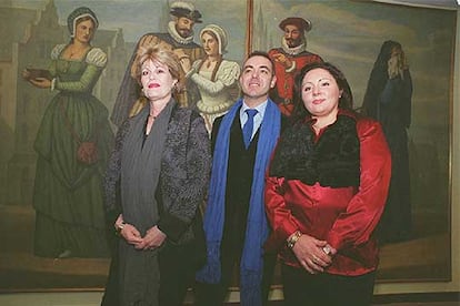 El director Massimo Gasparon, flanqueado por la soprano June Anderson y la mezzosoprano Enkelejda Shkosa, ayer, en Bilbao.