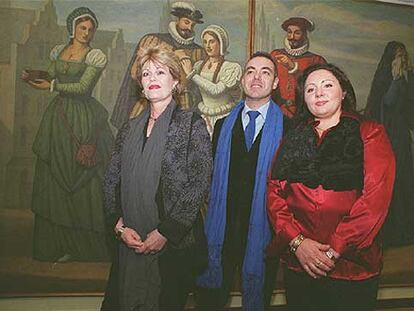 El director Massimo Gasparon, flanqueado por la soprano June Anderson y la mezzosoprano Enkelejda Shkosa, ayer, en Bilbao.