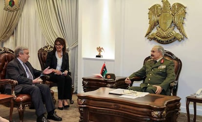 El general Haftar charla con el secretario general de la ONU, António Guterres, en Bengasi, el pasado viernes.