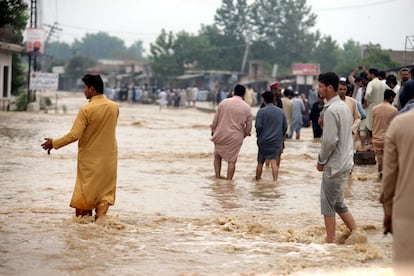 Las lluvias torrenciales han sido especialmente catastróficas en la provincia de Sindh, donde más de una veintena de municipios han quedado sumergidos, afectando a millones de personas. También han sido contundentes en el norte: en Charsadda, en la imagen, del domingo, un grupo de hombres  se mueve entre las aguas de su ciudad. 
