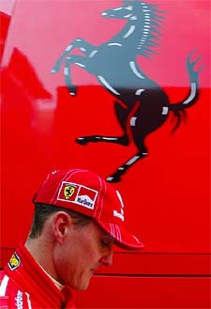 Michael Schumacher pasea por el 'box' de Ferrari, tras la sesión de entrenamientos.