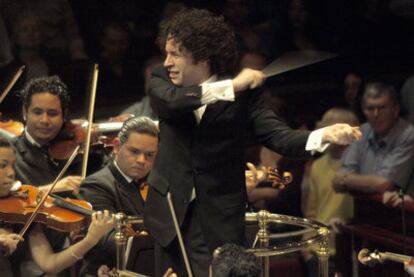 El director venezolano Gustavo Dudamel dirige a la joven orquesta Simón Bolívar.
