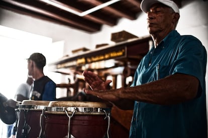 Rey corta con lentitud, pegando y remedando las notas musicales mientras ve pasar el tiempo. Él y su órgano ya no salen a la calle, les tienen relegados a simples ensayos. Rey añora los tiempos cuando la gente bailaba a su alrededor hasta el amanecer, los ritmos de danzones, guarachas, boleros y guaguancós.