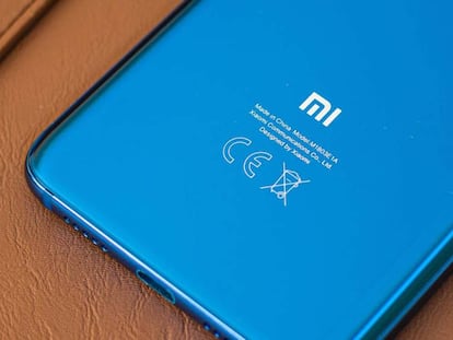 Xiaomi logo en smartphone