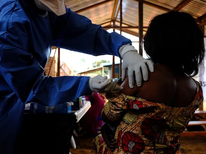 Campaña de vacunación contra el ébola en el centro de salud de Kanzulinzuli, en Beni, en la provincia de Kivu Norte (República Democrática del Congo) durante el mayor brote sufrido en ese país, en 2018-2020.