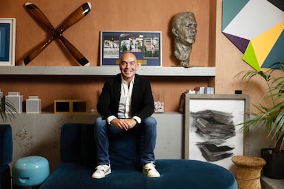 Kike Sarasola posa en las oficinas que Room Mate tiene en el centro de Madrid