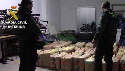 Agentes de la Guardia Civil en el momento del registro.